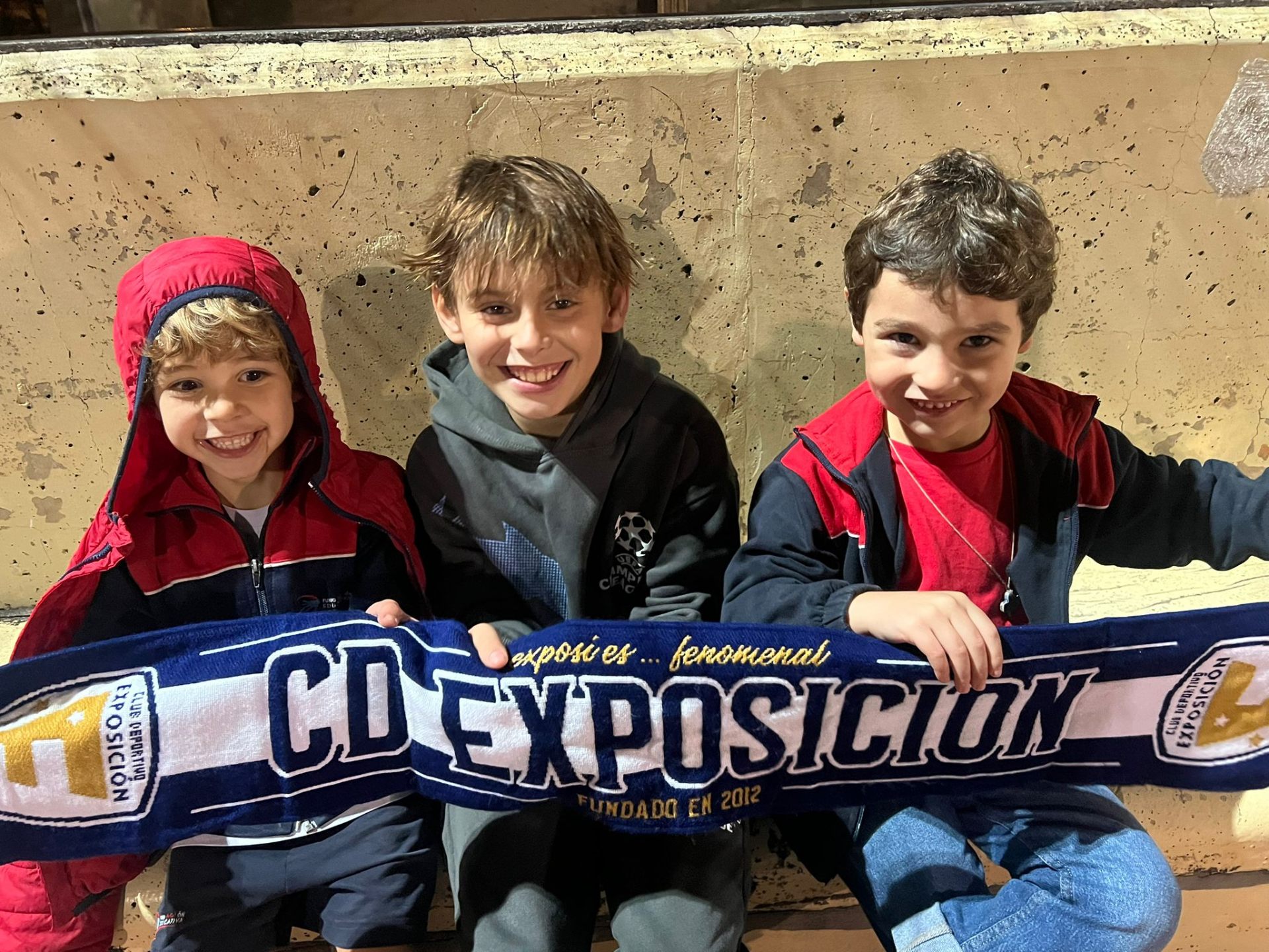 Jóvenes del club con bufanda CD Exposición