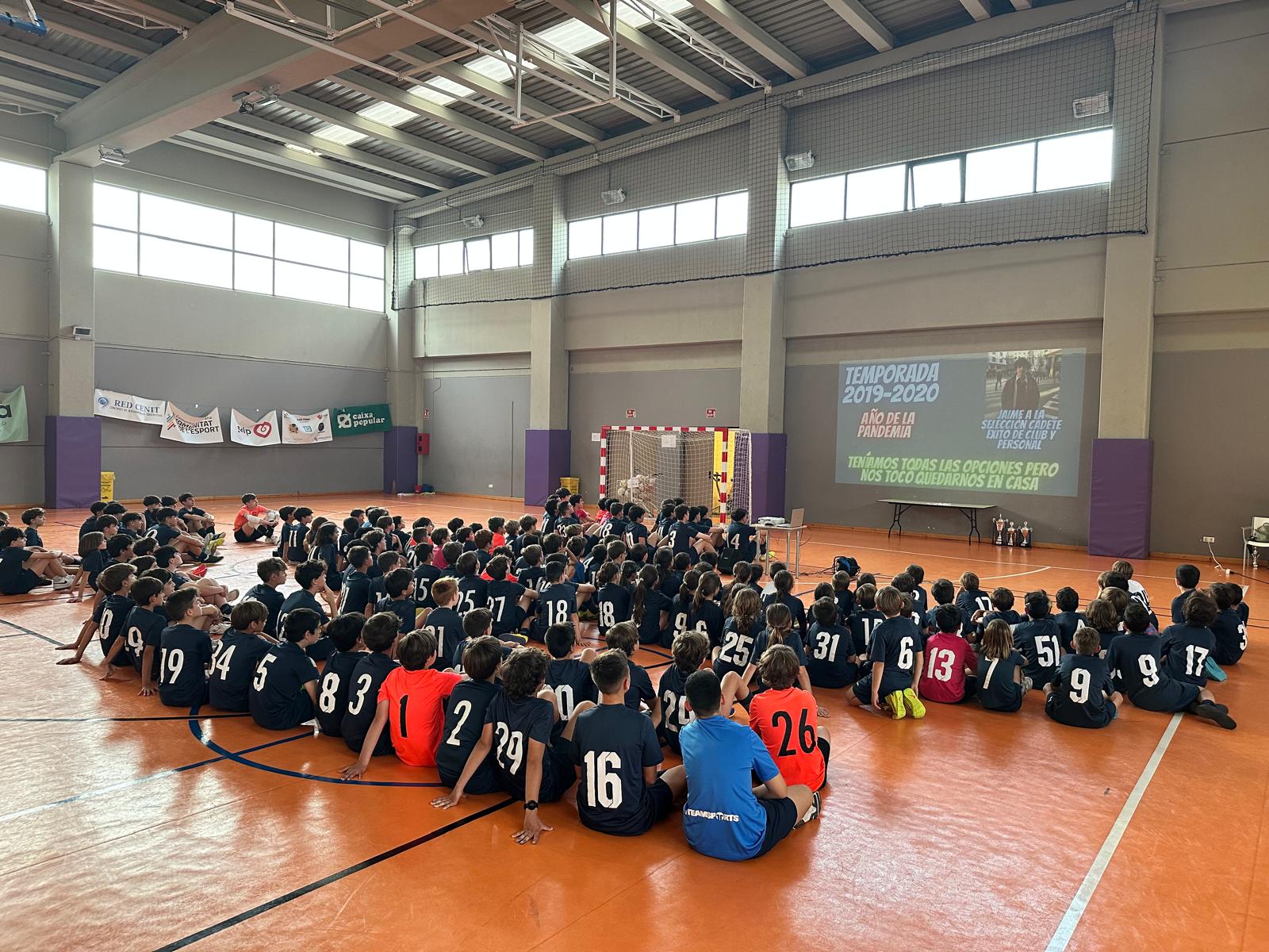 Jóvenes jugadores entrenando